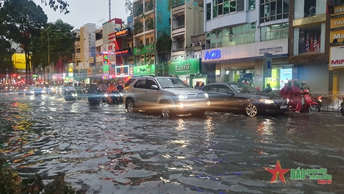 TP Hồ Chí Minh: Mưa rất to, khắp nơi ngập lụt